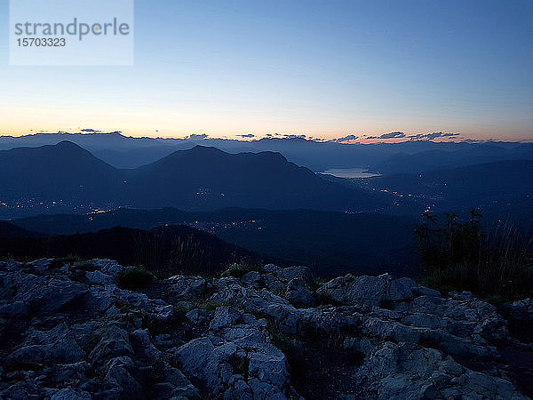 Italienische Voralpenlandschaft im Gebiet von Varese in der Abenddämmerung