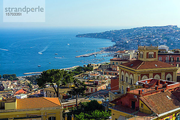 Italien  Kampanien  Neapel  Stadtbild vom Castel Sant'Elmo aus gesehen  Golf von Neapel