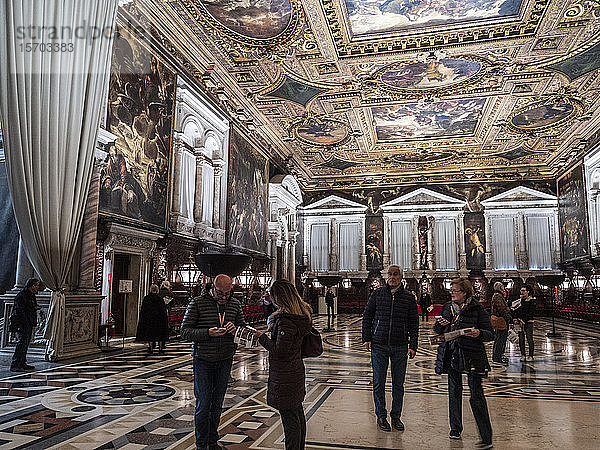 Italien  Venetien  Venedig  Scuola Grande di San Rocco  Touristen bewundern die Werke von Tintoretto in der Schule des heiligen Rochus