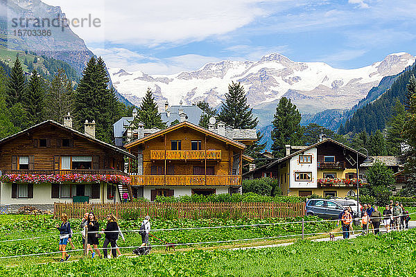 Italien  Aostatal  Gressoney-Saint-Jean  typische Architektur  Monte Rosa im Hintergrund