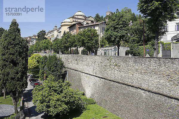 Die alte Oberstadt von Bergamo  Lombardei  Italien. Unesco-Welterbe. Plattform S. Andrea