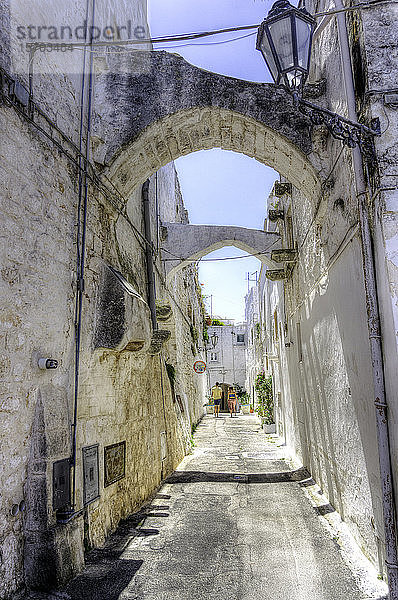 Italien  Apulien  Ostuni  Bogen in der Altstadt
