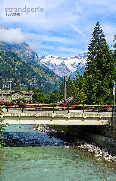 Italien  Aostatal  Gressoney-Saint-Jean  Wildbach Lys  Monte Rosa im Hintergrund