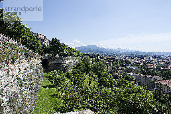 Die alte Oberstadt von Bergamo  Lombardei  Italien. Unesco-Welterbe. Plattform S. Andrea