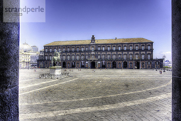 Italien  Kampanien  Neapel  Piazza del Plebiscito  der Königspalast