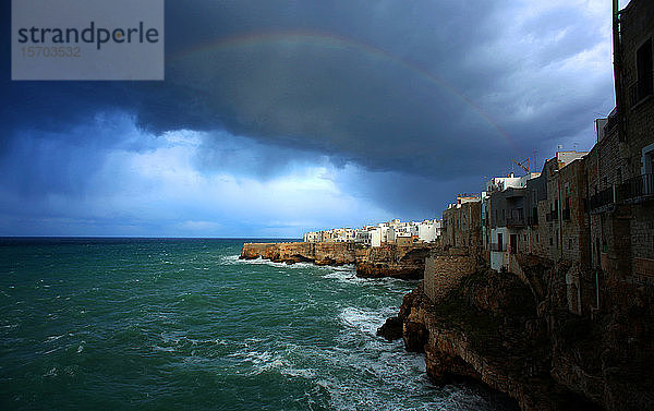 Italien  Apulien  Regenbogen in Polignano a Mare