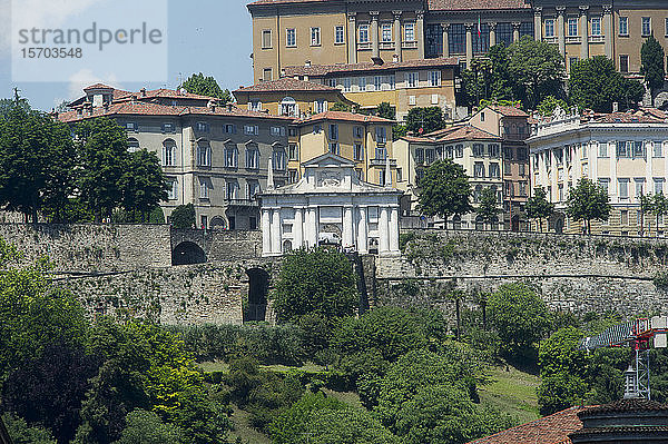 Die alte Oberstadt von Bergamo  Lombardei  Italien. Unesco-Welterbe Blick von der Unterstadt