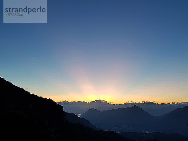 Italienische Voralpenlandschaft im Gebiet von Varese in der Abenddämmerung