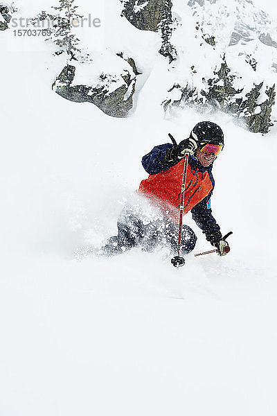 Skifahrer beim Skifahren und Schneeplantschen