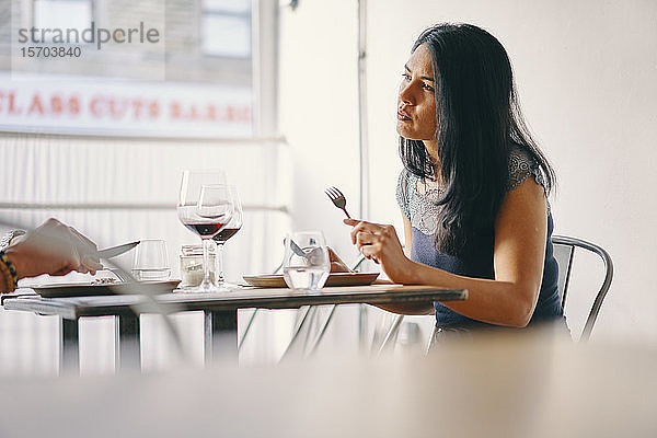 Frau beim Essen im Restaurant