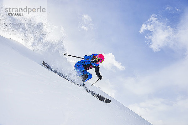 Skifahrer beim Skifahren und Schneesprühen  Kühtai  Tirol  Österreich