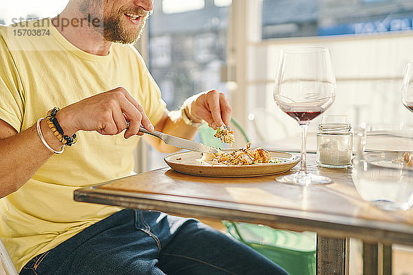 Mann beim Essen im Restaurant
