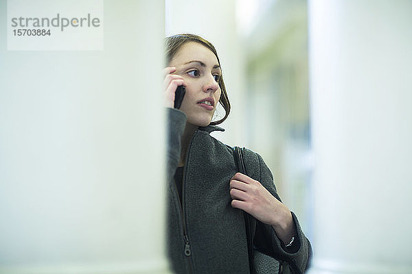 Junge Frau mit Smartphone