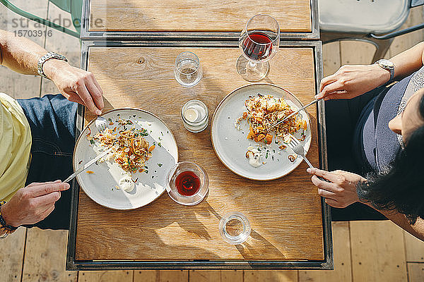 Ehepaar beim Essen im Restaurant