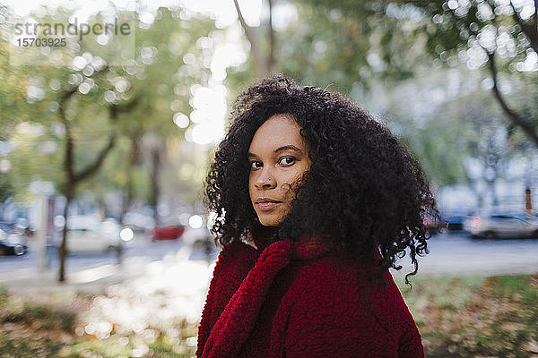 Porträt stilvolle junge Frau im Herbst Park