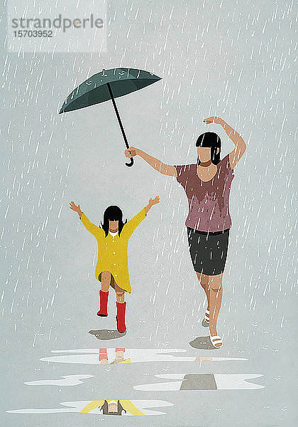 Sorglose Mutter und Tochter tanzen im Regen
