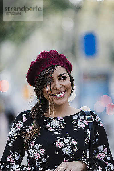 Porträt glückliche junge Frau mit Baskenmütze