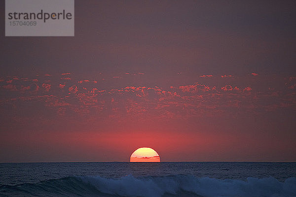 Sonnenuntergang in rotem Himmel über dem Meereshorizont  Punta de Mita  Nayarit  Mexiko