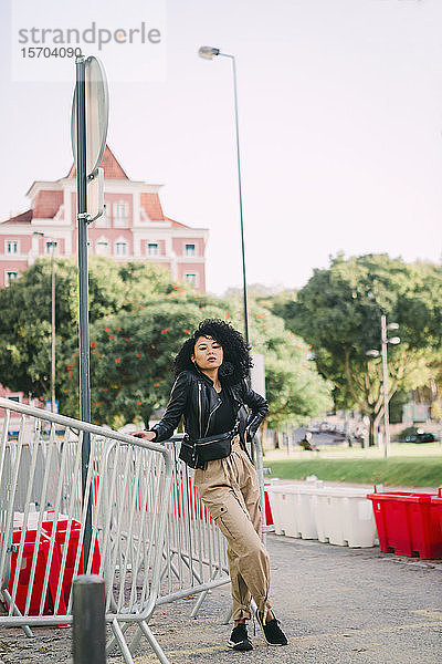 Porträt selbstbewusste  stilvolle junge Frau im Stadtpark