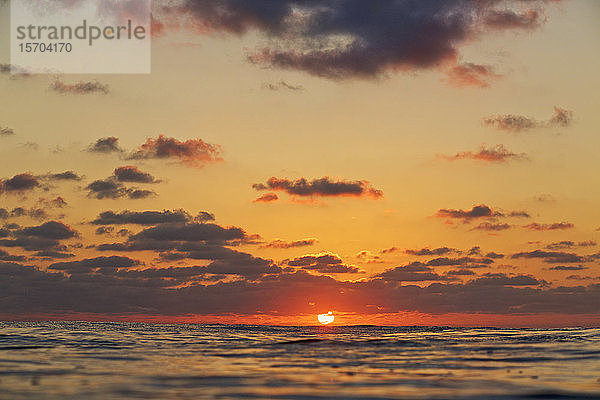 Ruhiger Sonnenuntergang über dem Meereshorizont  Punta de Mita  Nayarit  Mexiko