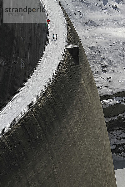 Menschen  die über einen schneebedeckten Damm gehen  Vals  Kanton Graubünden  Schweiz