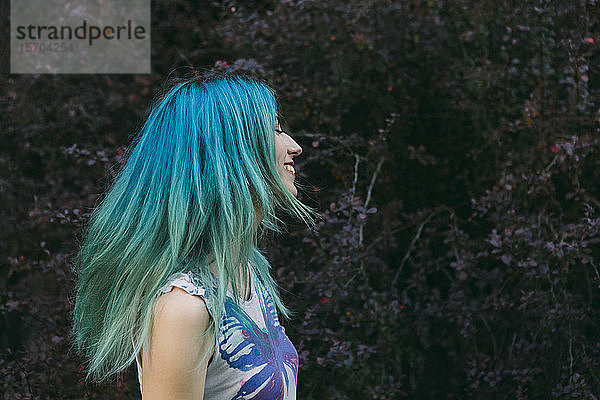 Profil sorglose junge Frau mit blauem Haar