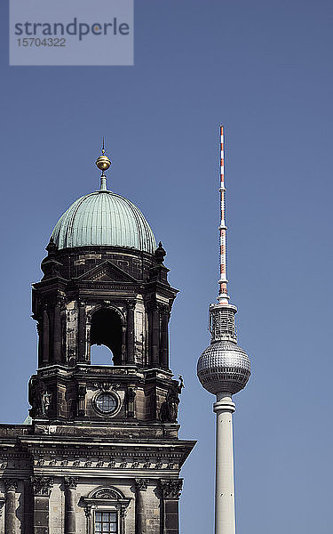 Fernsehturm und Berliner Dom vor sonnigem  blauem Himmel  Berlin  Deutschland