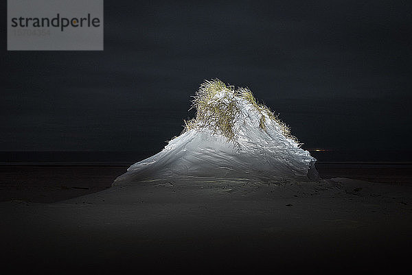 Sanddüne bei Nacht beleuchtet