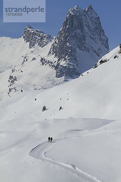 Schneeschuhwanderer auf einem sonnigen  verschneiten Berg  Vals  Kanton Graubünden  Schweiz