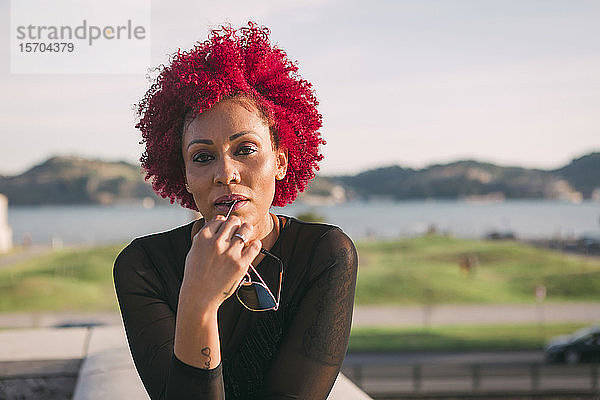 Porträt selbstbewusste  ernste Frau mit roten Haaren
