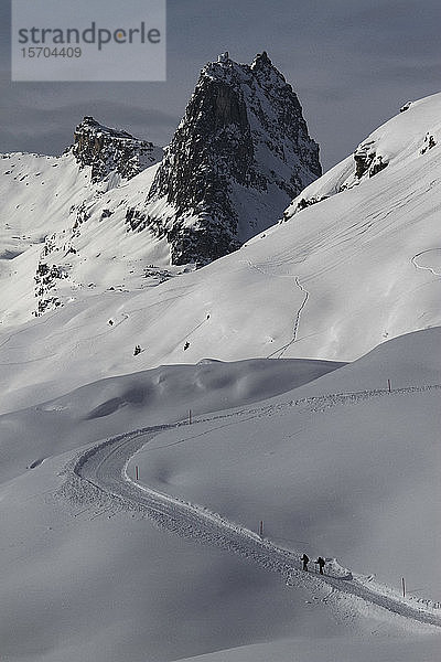 Schneeschuhläufer auf einem sonnigen  verschneiten Berghang  Vals  Kanton Graubünden  Schweiz