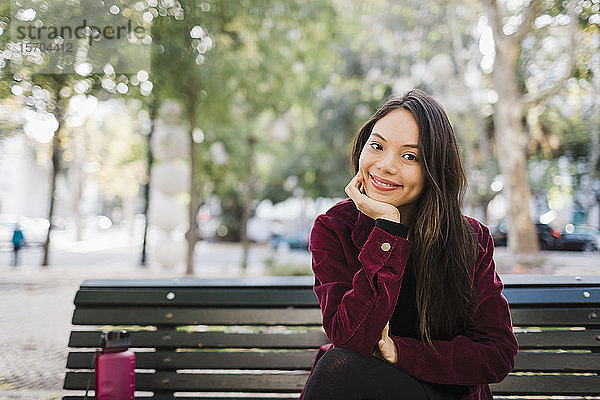 Porträt glückliche Frau auf Parkbank