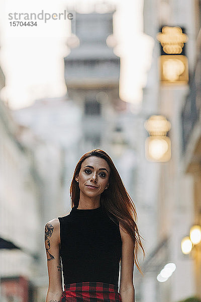 Porträt selbstbewusste junge Frau auf städtischer Straße