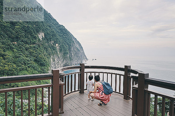 Mutter und Tochter genießen Aussicht auf Aussichtspunkt  Hualien  Taiwan