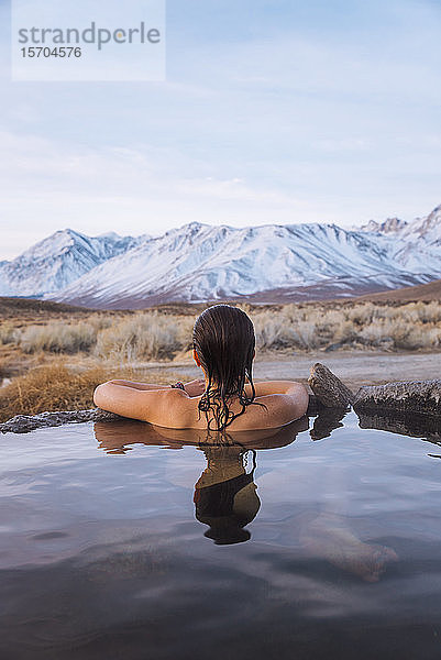 Frau genießt heiße Quelle im kalten Winter  Mammoth Lakes Hot Spring  Kalifornien  USA