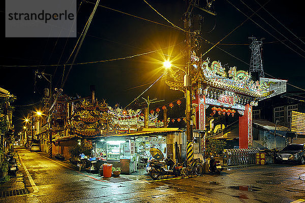 Nachtszene eines chinesischen Tempels  Essensstand am Straßenrand  Hualien  Taiwan