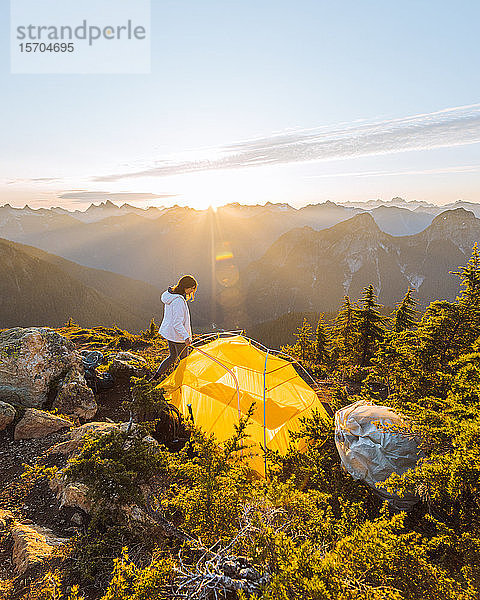 Wanderin zeltet auf dem Gipfel  Winchester Mountain  North Cascades  Washington  USA