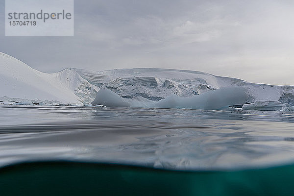 Oberflächenansicht des Eisbergs  Skontorp Cove  Paradise Bay  Antarktis