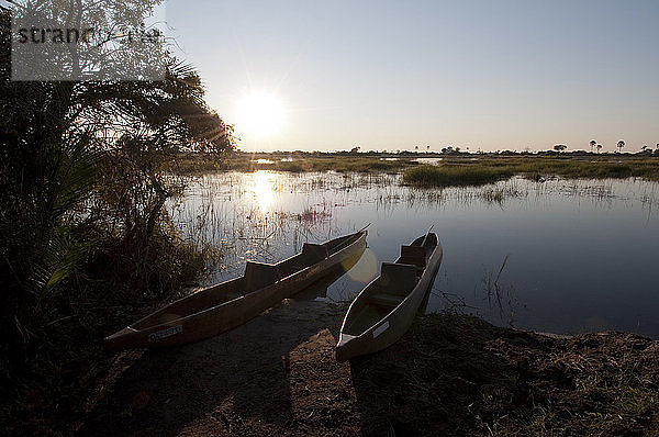 Zwei Boote am Flussufer  Abu Camp  Okavango-Delta  Botswana