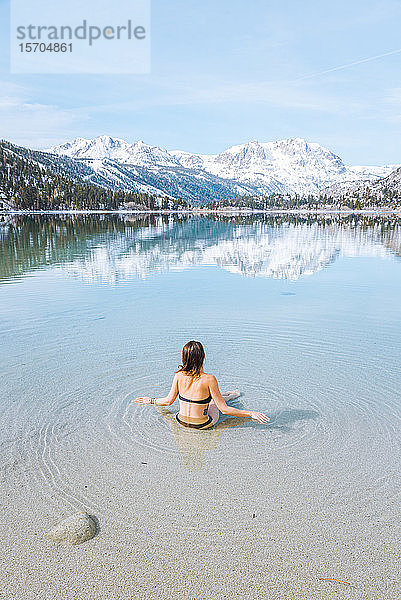Frau genießt See im kalten Winter  Mammoth Lakes  Kalifornien  USA