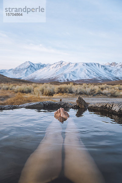 Frau genießt heiße Quelle im kalten Winter  Mammoth Lakes Hot Spring  Kalifornien  USA