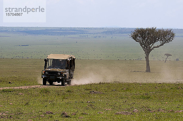 Geländewagen auf Safari  Masai Mara National Reserve  Kenia