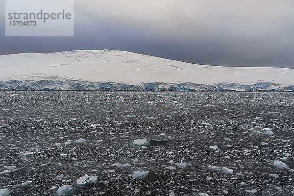 Schneebedeckter Hügel  Lemaire-Kanal  Antarktis