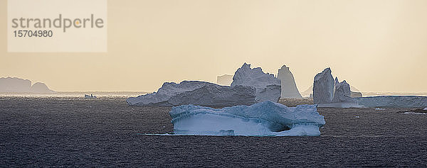 Eisberge bei Petermann Island  Antarktis