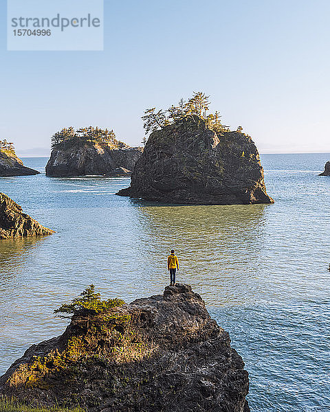 Mann mit Blick auf die zerklüftete Küste  Oregon  USA