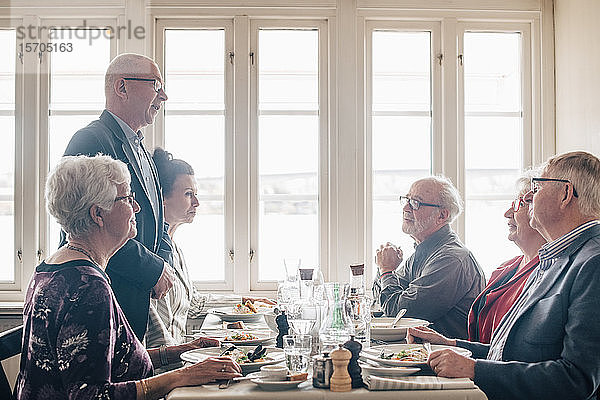 Ältere Freunde unterhalten sich im Restaurant