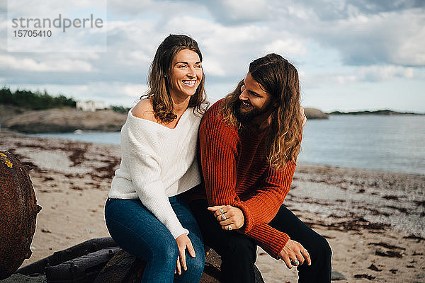 Lächelndes Paar verbringt Freizeit am Strand
