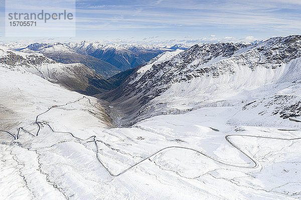 Blick aus der Drohne auf eine verschneite Bergstraße  Giogo di Santa Maria (Umbrail-Pass)  Stilfserjoch  Provinz Sondrio  Valtellina  Lombardei  Italien  Europa