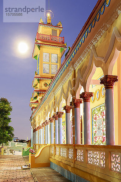 Der Cao Dai-Tempel in Vung Tau in der Abenddämmerung mit dem Vollmond links vom Turm  Vung Tau  Vietnam  Indochina  Südostasien  Asien