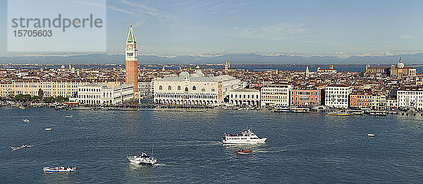 Panorama der Uferpromenade von Venedig mit Dogenpalast  Campanile  Markusplatz und Seufzerbrücke  aufgenommen von San Giorgio Maggiore  Venedig  UNESCO-Weltkulturerbe  Venetien  Italien  Europa